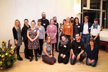 Absolventinnen und Absolventen verschiedener Jahrgänge bei der Feier ‚10 Jahre Masterstudiengang Kindheit-Jugend-Soziale Dienste‘