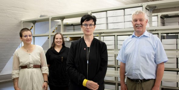 Haben begonnen, den Nachlass von Prof. em. Dr. Dr. h.c. Jörg Ruhloff einzulagern: Kerlin Buchholtz, Stephanie Korsten, Dr. Jutta Breithausen und Archivar Dr. Joachim Studberg