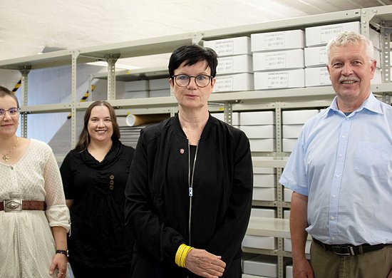 Haben begonnen, den Nachlass von Prof. em. Dr. Dr. h.c. Jörg Ruhloff einzulagern: Kerlin Buchholtz, Stephanie Korsten, Dr. Jutta Breithausen und Archivar Dr. Joachim Studberg